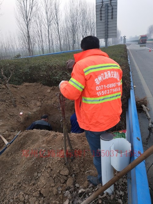 许昌许昌高速公路标志牌基础施工案例